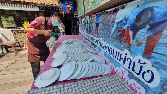 ร้านแพภูฟ้าไทยทำความสะอาด-ส่งพนง.ตรวจเชื้อโควิด