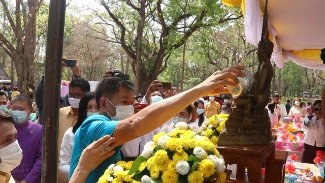 เริ่มประเพณีสงกรานต์-สรงน้ำพ่อปู่บูชาหลักเมืองพิจิตร