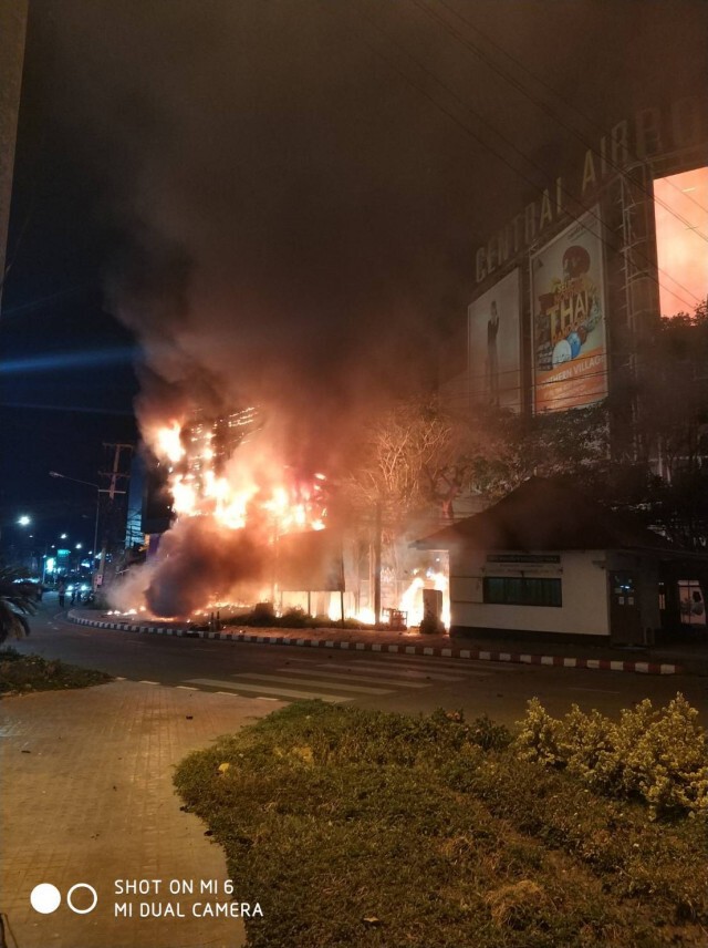 ระทึก!ไฟฟ้าจอโฆษณาแอลอีดียักษ์