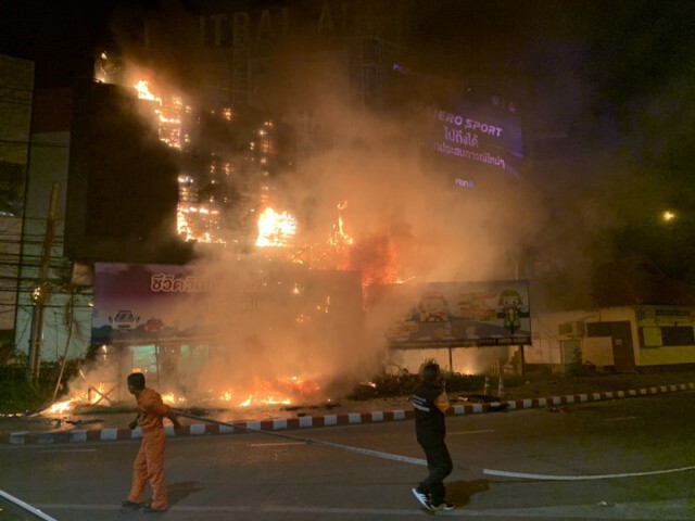 ระทึก!ไฟฟ้าจอโฆษณาแอลอีดียักษ์