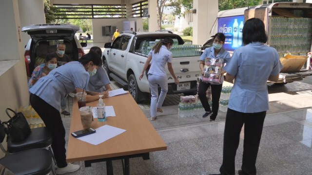 น้ำใจชาวเชียงใหม่ขนน้ำดื่มช่วยรพ.สนามล้นทะลัก