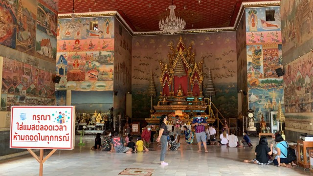 วัดโพธิ์ชัยเข้มรับมือโควิดคนกราบหลวงพ่อพระใส