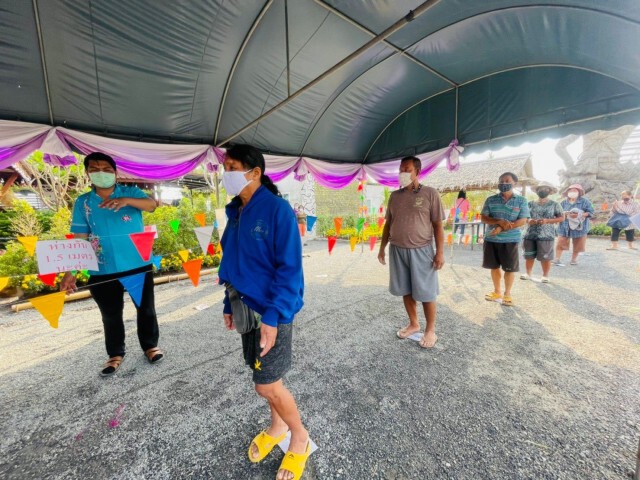 "พีระวิทย์"แจกสิ่งของ-มอบทุน ช่วงสงกรานต์