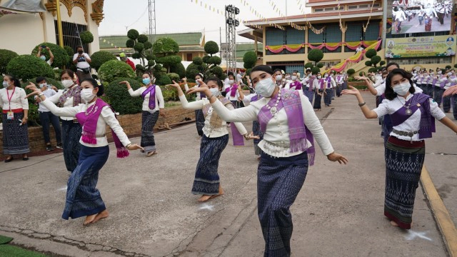 สวมหน้ากากฟ้อนถวายบูชาหลวงพ่อพระใส