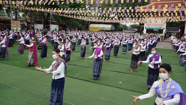 สวมหน้ากากฟ้อนถวายบูชาหลวงพ่อพระใส