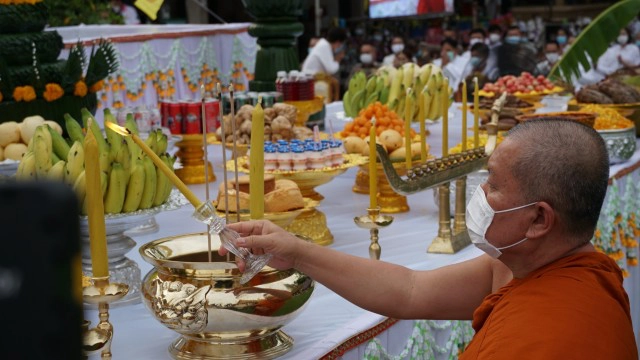 สวมหน้ากากฟ้อนถวายบูชาหลวงพ่อพระใส