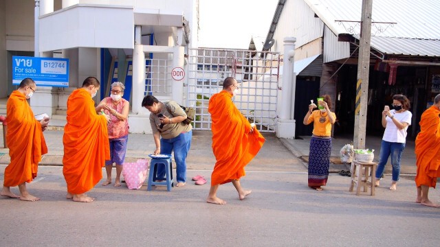 ตักบาตร"สงกรานต์"เงียบเหงา
