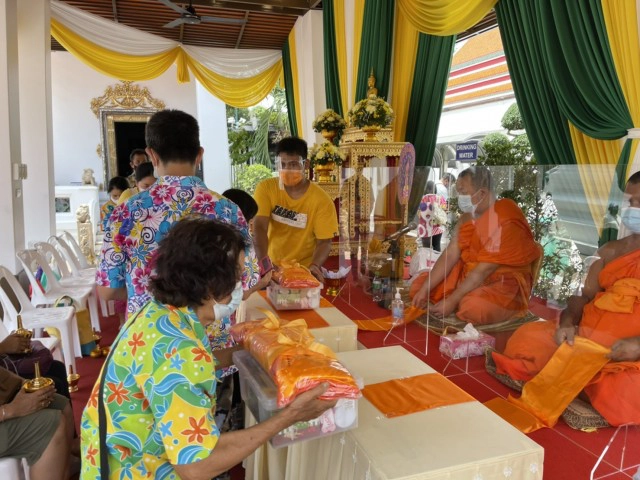 วัดโพธิ์ คึกคัก!! คนแห่ทำบุญสรงน้ำพระแน่นวันสงกรานต์