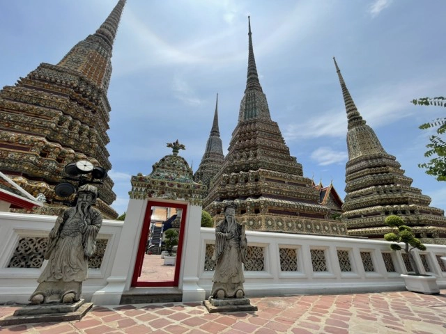 วัดโพธิ์ คึกคัก!! คนแห่ทำบุญสรงน้ำพระแน่นวันสงกรานต์