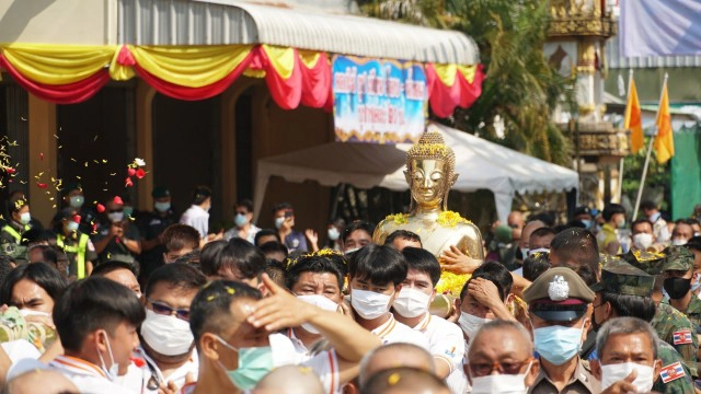 แห่พระใสลงอุโบสถสงกรานต์งดสาดน้ำ