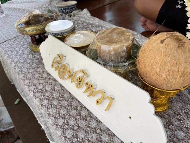 วัดโพธิ์ คึกคัก!! คนแห่ทำบุญสรงน้ำพระแน่นวันสงกรานต์