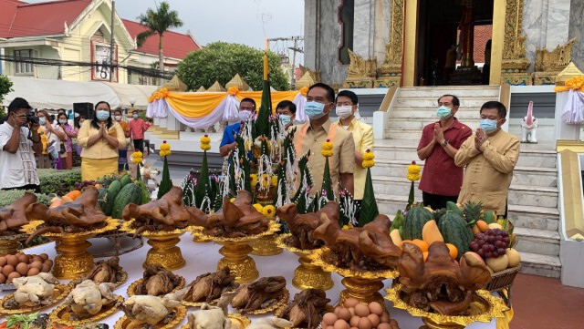 ทำบุญใส่บาตรปีใหม่ไทย บวงสรวงหลักเมือง แบบนิวนอร์มอล