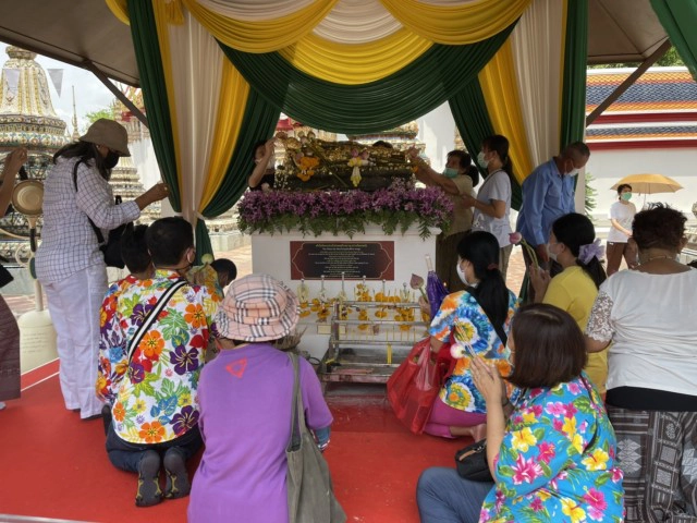 วัดโพธิ์ คึกคัก!! คนแห่ทำบุญสรงน้ำพระแน่นวันสงกรานต์