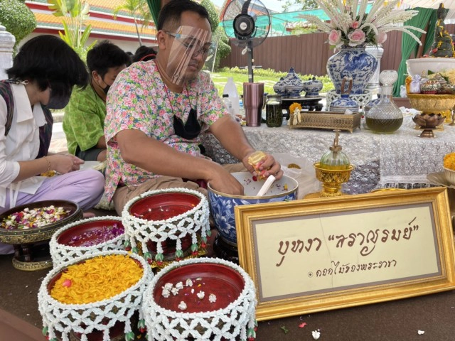 วัดโพธิ์ คึกคัก!! คนแห่ทำบุญสรงน้ำพระแน่นวันสงกรานต์