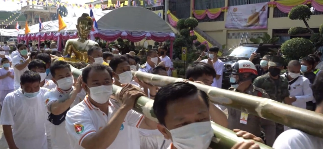 แห่พระใสลงอุโบสถสงกรานต์งดสาดน้ำ