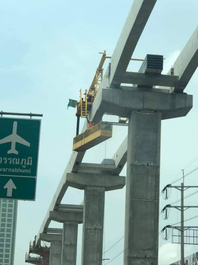 ระทึก!! เครนก่อสร้างรถไฟฟ้า ถนนศรีนครินทร์ร่วง คนขับจักรยานยนต์บาดเจ็บ