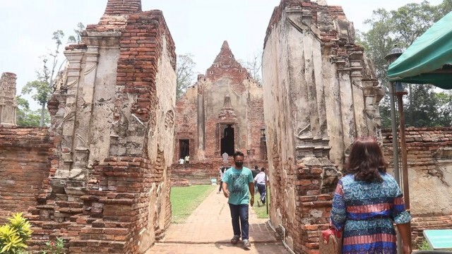 ชาวพิจิตรพาครอบครัวไหว้พระทำบุญสงกรานต์