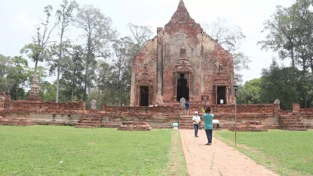 ชาวพิจิตรพาครอบครัวไหว้พระทำบุญสงกรานต์