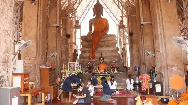 ชาวพิจิตรพาครอบครัวไหว้พระทำบุญสงกรานต์