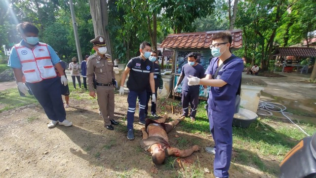 หนุ่มใหญ่ขรก.ซี8ให้อาหารช้างเจอสะบัดเหยียบซ้ำดับ