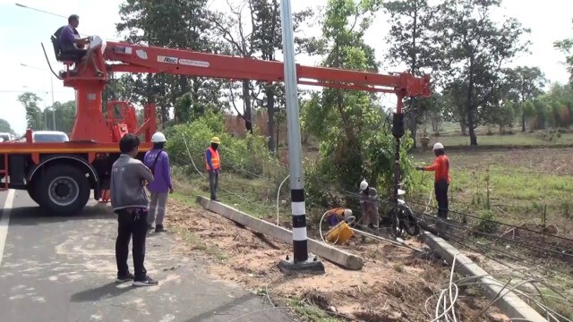 เร่งซ่อมเสาไฟพายุพัดเพื่อปล่อยกระแสไฟฟ้า