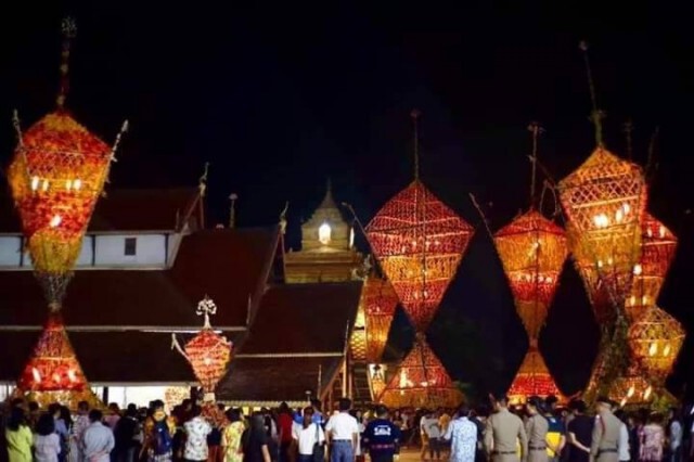 อลังการแห่ต้นดอกไม้บูชาพระรัตนตรัย