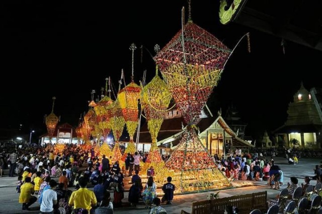 อลังการแห่ต้นดอกไม้บูชาพระรัตนตรัย