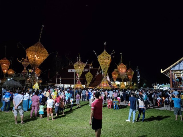 อลังการแห่ต้นดอกไม้บูชาพระรัตนตรัย