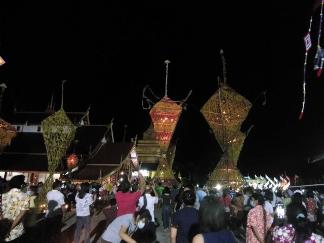 อลังการแห่ต้นดอกไม้บูชาพระรัตนตรัย