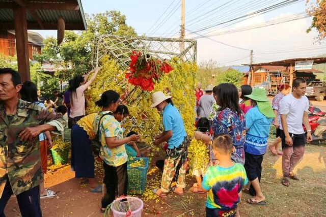 อลังการแห่ต้นดอกไม้บูชาพระรัตนตรัย
