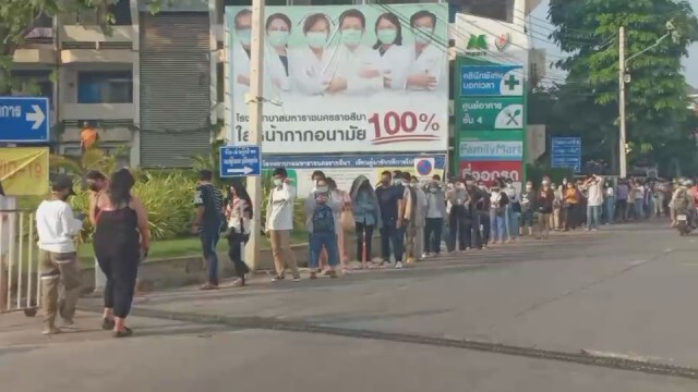 ผู้สัมผัสคลัสเตอร์ "หมูกระทะน้ำหวาน" เข้าคิวรอตรวจ
