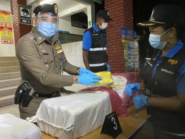 หนุ่มซิ่งเก๋งเสียหลักพบพิรุธค้นเจอยาบ้าเกือบล้านเม็ด