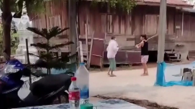 ลูกป่วยจิตขาดยาคลั่งใช้ไม้ไล่ตีแม่บาดเจ็บ