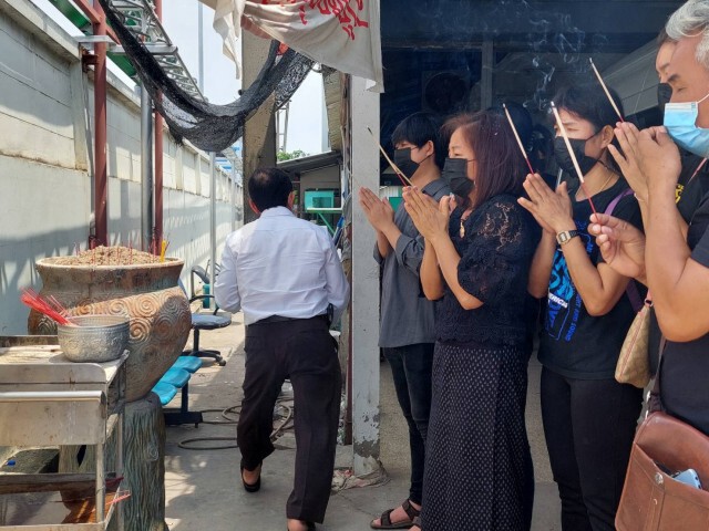 ญาติร่ำไห้รับศพข้าราชการซี 8 ถูกช้างเหยียบ