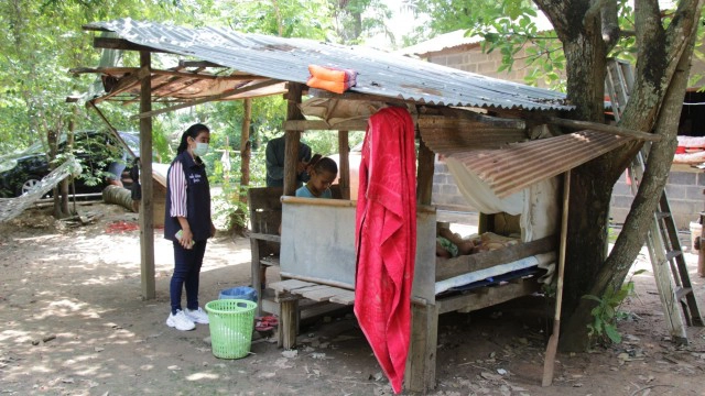 ลูกป่วยจิตขาดยาคลั่งใช้ไม้ไล่ตีแม่บาดเจ็บ