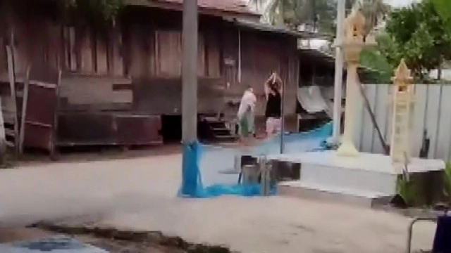 ลูกป่วยจิตขาดยาคลั่งใช้ไม้ไล่ตีแม่บาดเจ็บ