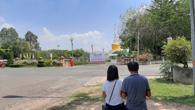 ปิดแล้วพระบรมธาตุนาดูนก้มกราบนอกรั้ว