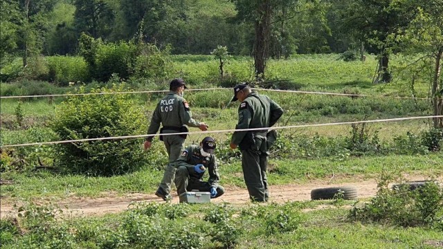 ระทึกทั้งหมู่บ้านหนุ่มขุดหาอึ่งเจอระเบิด