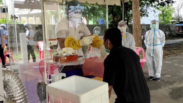 นำรถพระราชทานเก็บตัวอย่างชีวนิรภัยกลุ่มเสี่ยง