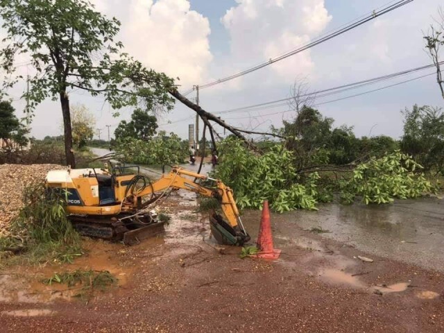 พายุฤดูร้อนถล่มหลังคาปลิวว่อน