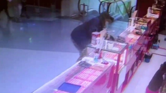 คนร้ายบุกชิงทองกลางห้างดัง กวาดทองไปนับล้าน