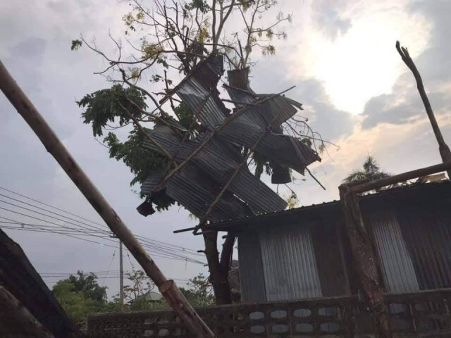 พายุฤดูร้อนถล่มหลังคาปลิวว่อน
