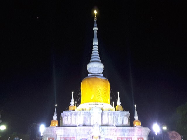 ปิดแล้วพระบรมธาตุนาดูนก้มกราบนอกรั้ว