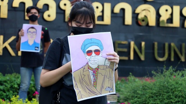 คณะราษฎรยืนหยุดขัง แสดงออกเชิงสัญลักษณ์ปล่อยตัวแกนนำ