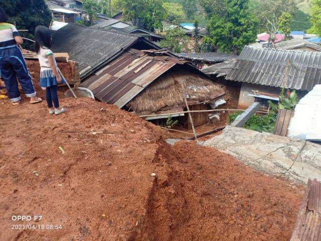 พายุฝนกระหน่ำดินสไลด์-กำแพงล้มทับบ้าน