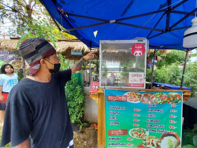 ขยะแขยงกองทัพหนอนบุกร้านข้าวมันไก่