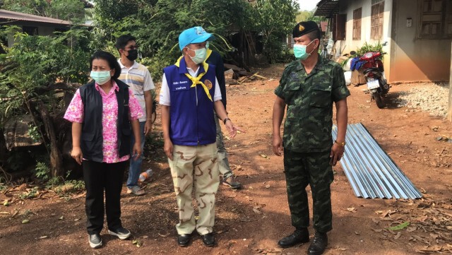 พายุพัดบ้านเรือนขณะกำลังซ่อมหลังคาทหารหนีตาย