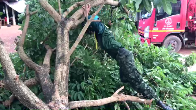 พายุพัดบ้านเรือนขณะกำลังซ่อมหลังคาทหารหนีตาย