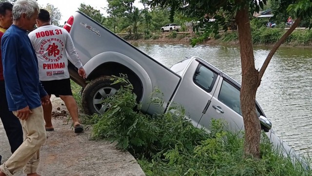 ดึงเบรคมือไม่สุดกระบะไหลตกน้ำ