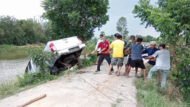 ดึงเบรคมือไม่สุดกระบะไหลตกน้ำ